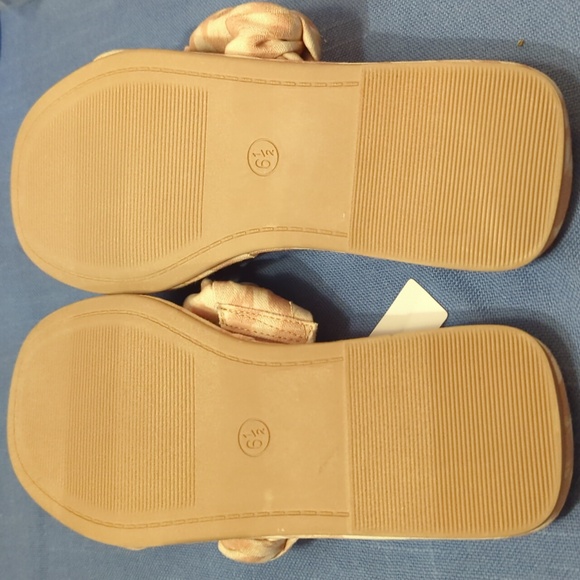 Universal Threads Sandler size 6 1/2 B2 - Picture 3 of 3